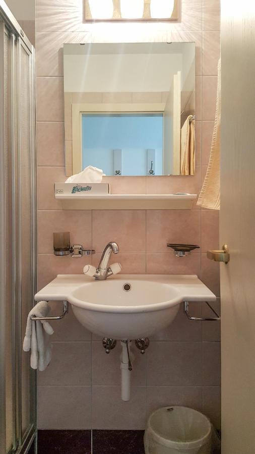 Hôtel les Berges Chippis Extérieur photo